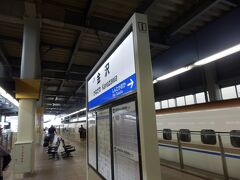 金沢で北陸新幹線に乗り換え。
柱の金がいかにも金沢らしい。