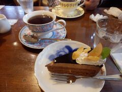 喫茶「モーツァルト」でティータイム。
写真のザッハトルテが非常に美味だった。