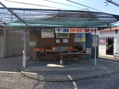 　一泊したのちは、道の駅鹿島の干潟体験場をめざす。ガタリンピックの会場として、超有名。というか、有明海の干潟体験場と言えば、現状、99%の場合、ここを指すと言っていいのではなかろうか。タビは貸してもらえるし、干潟には常にインストラクターがいて、遊び方とかをレクチャーしてくれるし、何かあったら救助もしてくれ、タビだけでなく、オプションでウェア(水着、Tシャツ)もレンタルしてくれるから、タオルくらいの持ち物で、思い立ったら体験できる。もちろんシャワー室もあるから、後の心配をすることなく全身泥まみれになれる。干潟デビューするなら、経験のある人と一緒とかでない限り、まずはここをめざすしかないと思う。