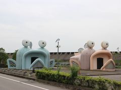 　ただ、ここはあまり人気がなく、干潟に入っている人はたいていゼロ人か、1グループくらい、それに、公園の中にあるので、泥んこになるのがはずかしい人にとっては、視線が気になるかもしれない。
　受付はこのムツゴロウ型トイレがある駐車場の売店で。お店はいつも開いているし、干潟も先述のとおり小潮の日はずっと姿を現している時もあるが、体験できる時間帯はカレンダーで指定された時間帯のみで、融通はつけてくれない。最近は予約が必要になったらしく、事前に電話で確認してから行くとよいだろう。

　あと、どうでもいいけど、写真のトイレのムツゴロウ、この距離でタイル1枚1枚、びっちり解像してやがる。恐るべしキヤノンレンズ。