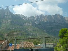 　モンセラットへ行くにはふたつの方法があります。

　①カタルーニャ鉄道R5線Monisrol de Montserratで、登山鉄道クレマジェラCremalleraに乗り換える
　②カタルーニャ鉄道R5線Monserrat-Aeriで、ロープウェイに乗り換える

　セット切符Trans Monserratを使う場合、行きは登山鉄道で帰りはロープウェイというように、行きと帰りのルートを変えることはできないので、どちらかを選択しないといけません。

　私たちは①を選択したので、Monisrol de Montserratで下車します。降りると目の前に存在感のある山々が見えています。すごいなぁ。