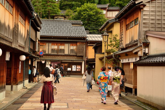 やはり金沢、着物が似合う街ですね。