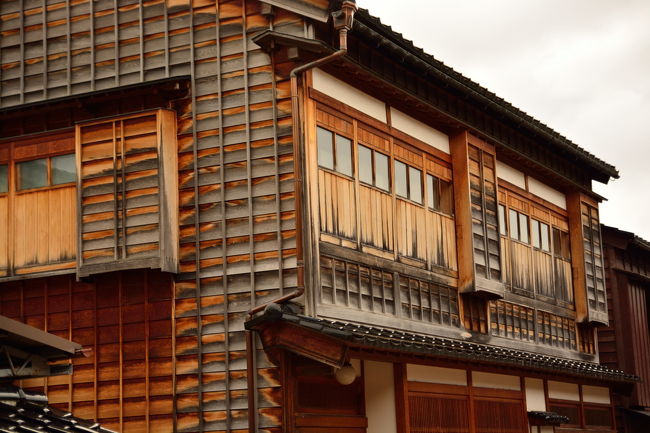 この外壁、厳しい冬を何度も乗り越えたのでしょう…。