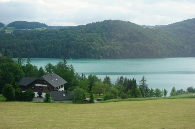 ザルツブルクからハルシュタットへ。<br />一先ずザルツブルク中央駅のバスターミナル8：15発ポストバスでバート・イシュルへ向かいます。<br />1人EUR9.40　バスで運転手さんから直接チケットを購入。クレジットカードは使えませんでした。また、鉄道のチケットは事前にインターネットで購入出来ますが、ポストバスは出来ませんでした。<br />バスは1時間に1本程度運行されていて、観光客以外に地元の人の利用も多そうでした。<br /><br />