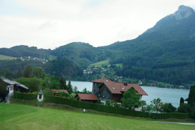 バスは途中いくつもの湖を通し越して。<br />標高の高い山は無いけれどオーストリア・アルプス麓の湖水地方の美しい風景。<br />ザルツブルクからハルシュタットまで鉄道でも行けますがポストバスを利用した方が車窓の景色を楽しむことが出来ます。所要時間はバス、鉄道とも大差はありません。<br /><br />進行方向左側の座席がオススメ。