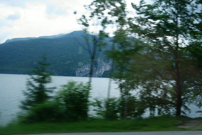 ザルツブルクからバート・イシュルまではバスで90分程掛かりますが、美しい景色が続くので寝るのは勿体ない！<br />