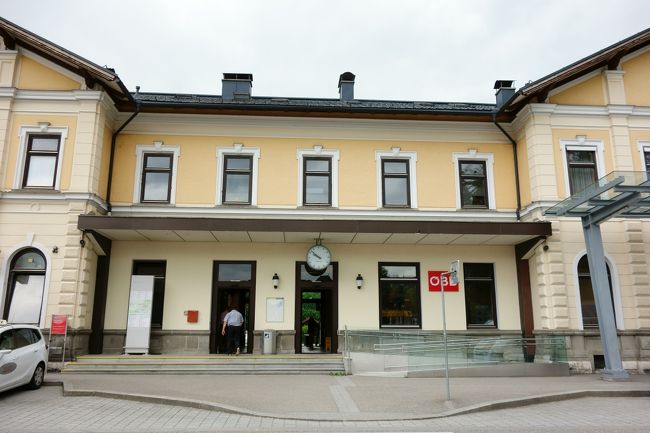 バート・イシュルからは鉄道でハルシュタットに向かいます。<br />時間に余裕があればバート・イシュルのカフェでのんびりしたかったなぁ。<br />バート・イシュルの駅で30分程時間があったので帰りの鉄道チケットも購入しておきました。