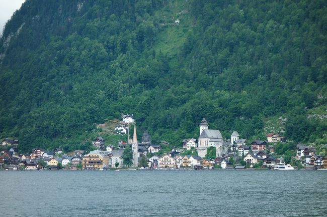 小雨が降って肌寒い天気でしたが、船でハルシュタットに近づいて行く瞬間はウキウキMAX！！