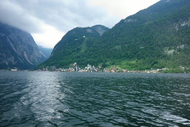 鉄道のハルシュタット駅から更に船で10分であこがれの地ハルシュタットへ。<br />渡し舟　1人片道EUR2.40<br />渡し舟は1時間に1本ぐらいで鉄道の時刻とリンクしています。