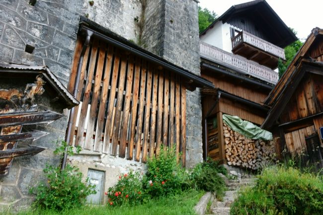 冬の寒さを忍ばせる大量の薪。<br />2015年5月末は冬のような気温で、6月の旅行にどんな服装で行くかギリギリまで迷いました。<br />行ってみると晴れると30度を超す夏の暑さ。しかし乍ら雨が降ると15度程で結構寒いといった感じで寒暖のさが激しい晩春でした。