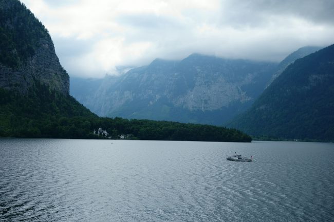 湖面を行く船。