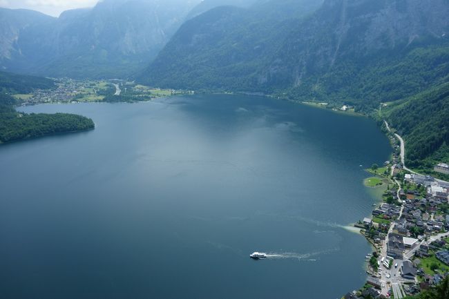 ハルシュタットの美しい町とアルプスの山々、静かな湖。