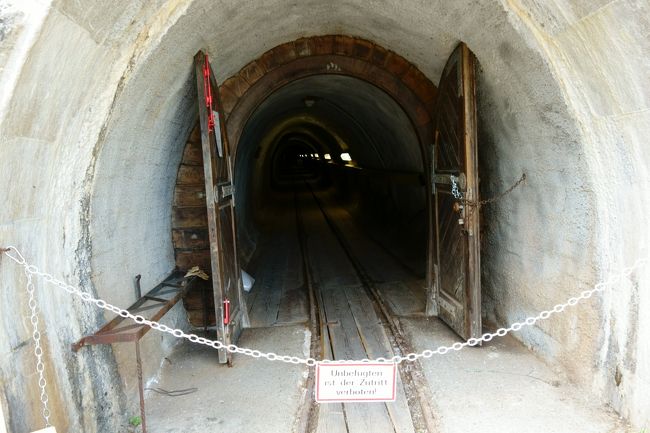 塩坑に着くまでに結構体力消耗。<br /><br />塩坑ツアーはドイツ語と英語で行われます。<br />ドイツ語も英語も分からなくても映像をつかった説明が多く、何となくわかるので語学面はあまり問題ないと思います。<br />が、中はワインセラーのように寒く、サンダルや底の薄いコンバースのようなスニーカーだと体が冷えてしまうので注意が必要です。