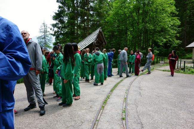 見学者はみんな服の上からジャージに着替えてツアー開始！<br />（なので女性の方はスカートはオススメ出来ません）<br />遠足で来ている現地の中学生もいて総勢60名ぐらいのツアー。<br />ここに来るまでに20分坂道を上り、1時間程のツアー中も結構歩きます。<br />中は薄暗いので写真撮影はかなり難しい。。<br />