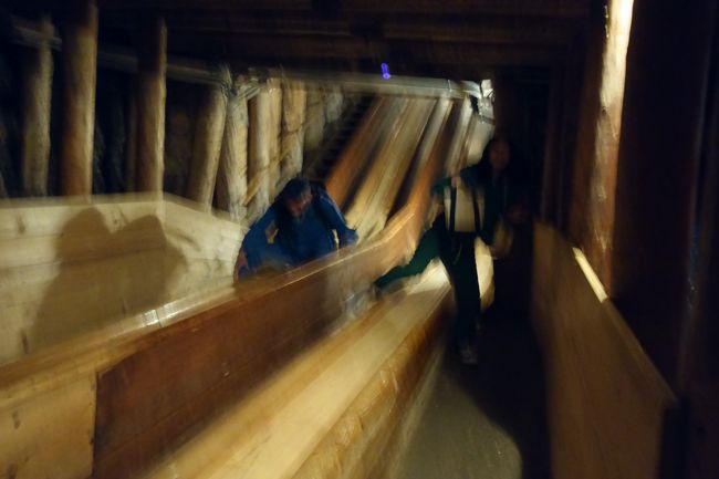 塩坑の長い長い歴史もさることながら、メインは塩坑の労働者が実際に利用していた2個所の長い滑り台滑走！<br />2つ目の滑り台にはスピード計測器や写真撮影もあります。<br />怖いかと思いきや面白くて、もっとスピード出せば良かったな〜<br />ガイドさんは流石の滑走スピードでした！<br /><br />滑り台滑走がダメな人は階段でも降りれます。