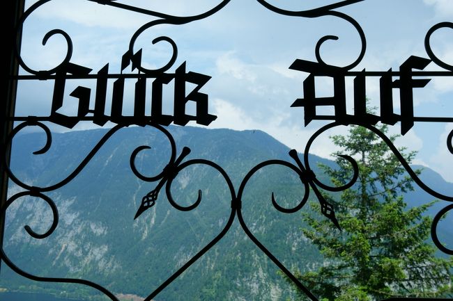 ハルシュタットHALLSTATT<br />HALLはケルト語で塩、STATTはドイツ語で場所を意味します。<br /><br />紀元前1000年〜500年頃ケルト民族が岩塩を求めて移住してきた頃から現在まで操業中の世界最古の塩坑を見学する事が出来ます。