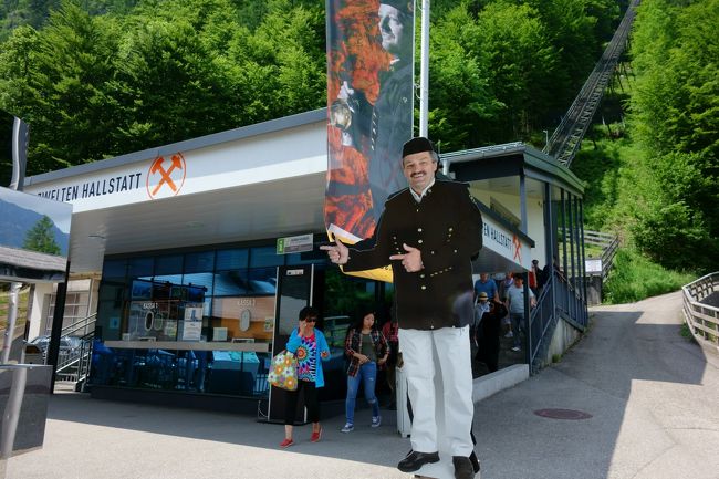 塩坑ツアーのガイドさんは看板のおじさんをもちょっと強面にした感じの人でした。<br />ツアーの最後には小さいボトルの塩のお土産が貰えます☆<br /><br />わざわざジャージに着替える程汚れるような事はなかったんですが、滑り台を滑りやすくするためにジャージに着替えたのか。。