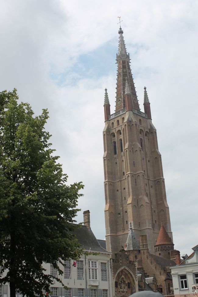 ベルギー、世界遺産の街ブルージュ、運河クルーズ。聖母教会