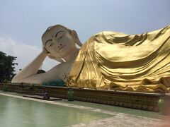 昨年あたりに建立された新しい寝釈迦像もそばにありました。日差しが強く、足の裏が暑くて痛いです。