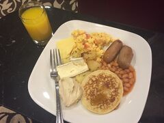 breakfast at airport lounge