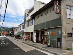 〔 倉吉・白壁土蔵群 〕

「三朝温泉」を出発してまたまた西へと向かい、次に立ち寄ったのがとなりの倉吉市。
ここには白壁土蔵群が今も残り、重要伝統的建造物群保存地区に指定されてますので、行程的には慌ただしくなってしまいますが寄らないわけにはいきませんので（笑）