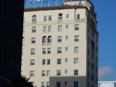 ハリウッド & ハイランドの前にあるルーズベルト・ホテル。
第１回のアカデミー賞の授賞式会場になった場所です。

スペイン植民地時代を模した様式のホテルです。