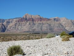 石碑を越えてまっすぐ走ると、右手にRed RockのScenic Loop（一方通行の13マイルの周回道路）にへの入り口が現れます。

ゲートで入場料7ドル／台を払い、そのすぐ先にビジターセンターがあります。