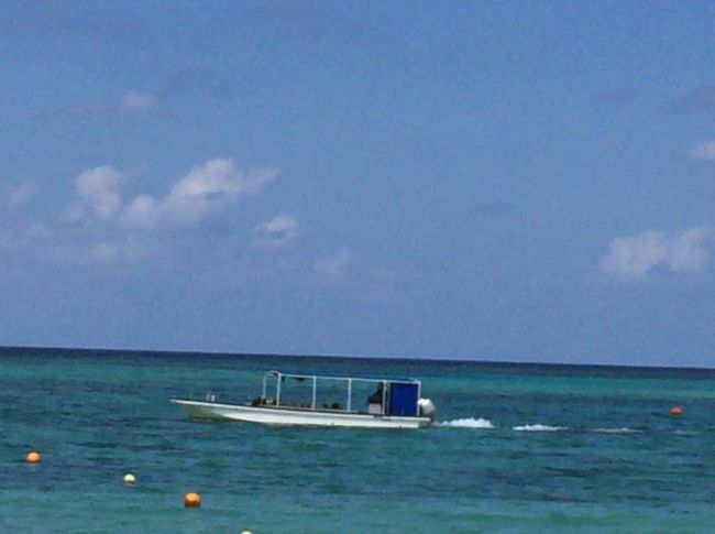 翌日は８：１５ダイビングショップ前集合<br /><br />スミマセン…私たち何を勘違いしたのか？２人とも８：３０と思ってました。<br /><br />余裕のお出ましに…<br /><br />『あと５分遅かったら出発してました』って…<br /><br />汗…汗…汗…<br /><br />ボートに向かうと沢山のダイバーが…<br /><br />『ホント遅くなって申し訳ありません』<br /><br />このボートは後ろにファスナーで閉めるタイプのトイレはあります<br /><br />器材＆フェイスタオル以外は何も持って行かなくても大丈夫だと思います。<br /><br />お水はちゃんと用意されています。パンもありました。