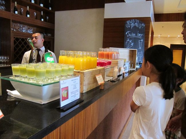 このホテルはジュースがとっても充実しています。<br />ジューススタンドには５種類以上のジュースが。ショットグラスにはスムージー。<br />目の前のミキサーで作ってもらうスイカジュースは最高。