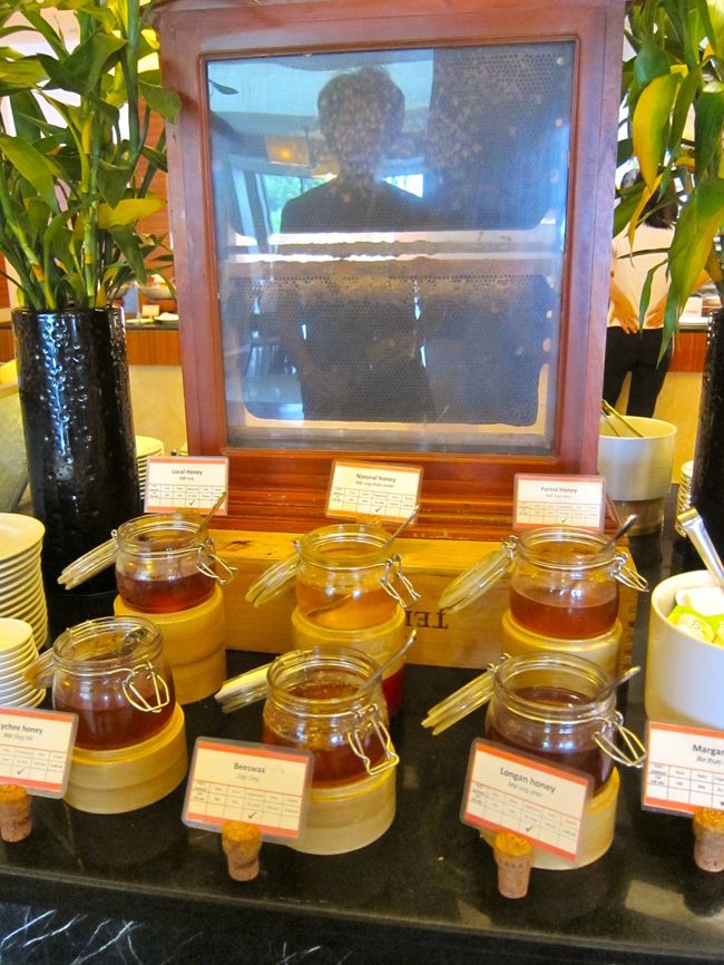 今回の一番のお気に入りはこの蜂蜜。<br />マンゴスチン、ライチ、ディーツ、森林などの蜂蜜が有りました。<br />これがとても美味しい。<br />買って帰りたかった。聞いたら「売っていないので、テーブルから持って行っていいよ」ですって笑<br />