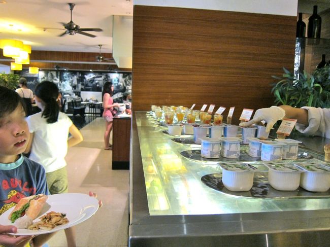 デザートはフルーツのシロップ浸けが美味しかった。<br />