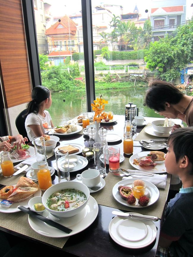 レストランから、地元の漁師が見えて。娘の視線の先には大きな魚が（笑）<br />娘びっくり。<br />ちなみにコーヒーはフレンチプレスで出されてきました。<br />意外に美味しい。頼めば、エスプレッソ、カプチーノなどが無料で飲めます。