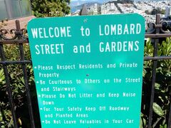ロンバード通りの坂道に関する看板がありました。

世界で最も曲がりくねった坂道はまた、ガーデンになっていて緑と花で豊かな場所になっています。