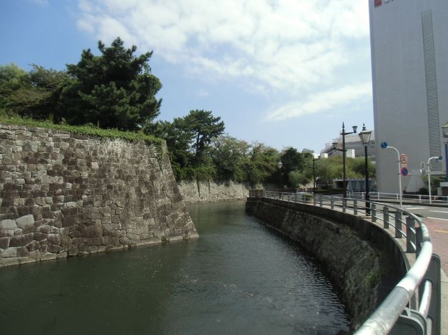 【三の丸堀・南面】<br />カーブを描いた外周路と 立派な堀・石垣。<br />外堀とは思えないほど、見応えがある。