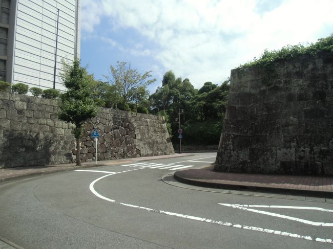 直角に右に曲がると枡形が きっちり残る。<br /><br />左側の石垣で目に付いたのは・・・