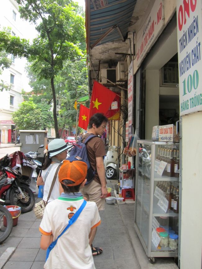 蜂蜜が売っていましたが、瓶詰め。絶対漏れるので断念。