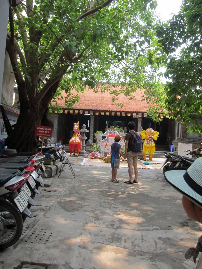 ちょっとした小道を入るとお葬式の準備真っ最中。