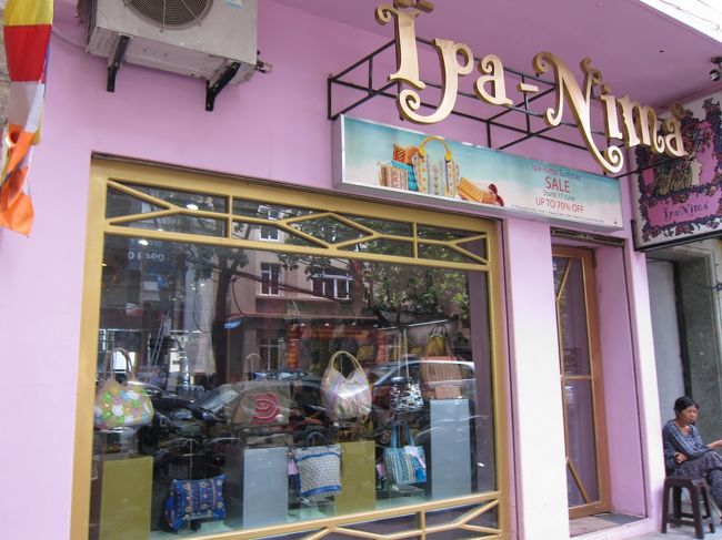 有名どころを娘と冷やかしますが。