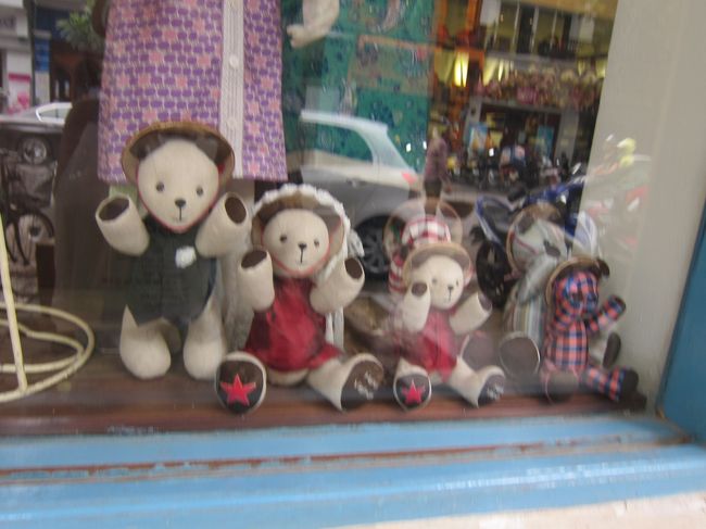 高い。日本値段。<br />購買意欲刺激せず。