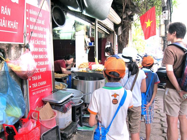 歩いていると揚げ物屋さん発見。<br />白あんの揚げドーナツと揚げ餃子を購入。