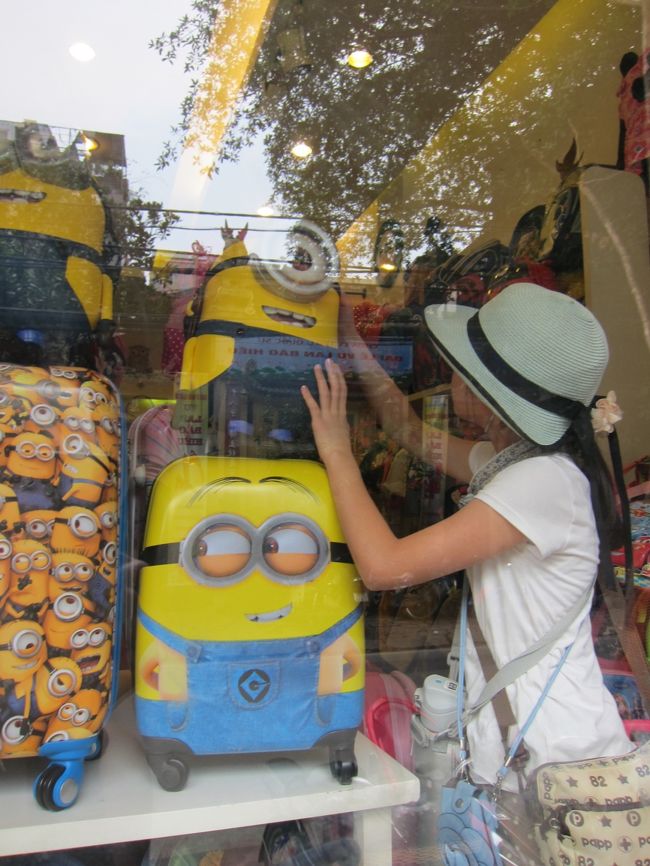 娘の購買意欲爆発！<br />６年生よ。本当に買うのか！<br />本当にそのキャラクターのスーツケースを引くのか。<br />弟達は、もちろん姉に譲る。<br />姉嬉しそう。