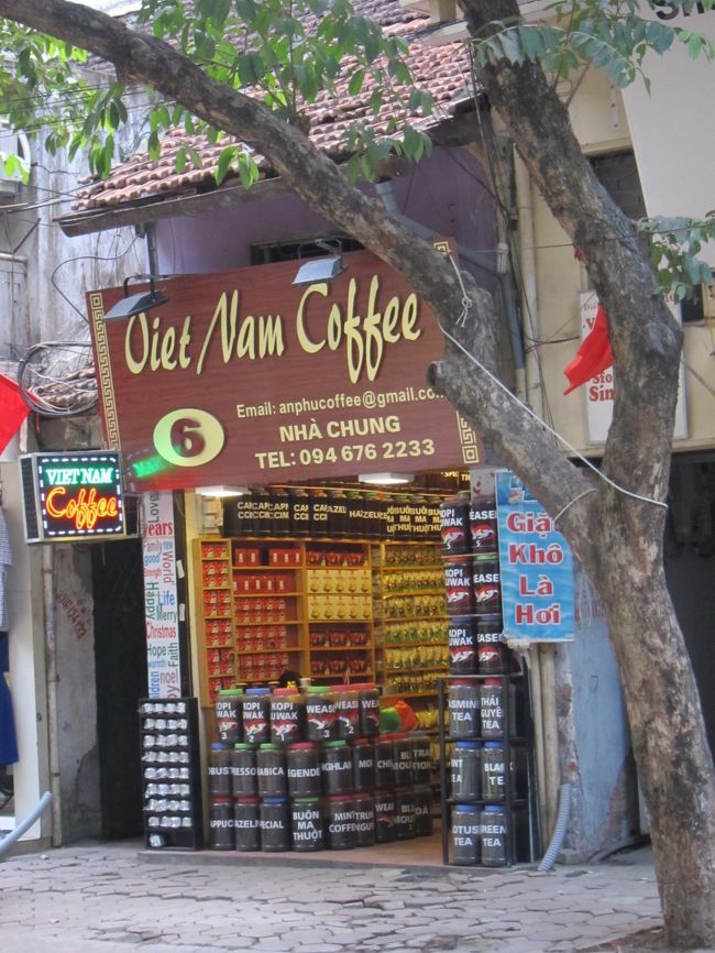 街中のコーヒー豆店。頼むと引いてくれます。