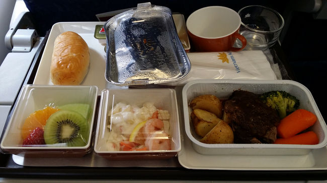 自分はチキンを選びましたが後にお腹壊しました！なので基本的に機内食のチキンは必ず注意してくださいね！