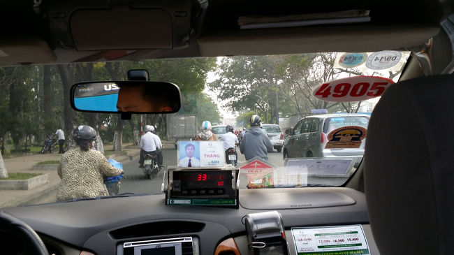 ６時間のフライトも終えタクシーでホテルまでいきました！クーポンタクシーもございますがわりと高い値段をふってきてまけてくれなかったので、自分で拾ってビナサンタクシーを利用して14万ドンぐらいでした！