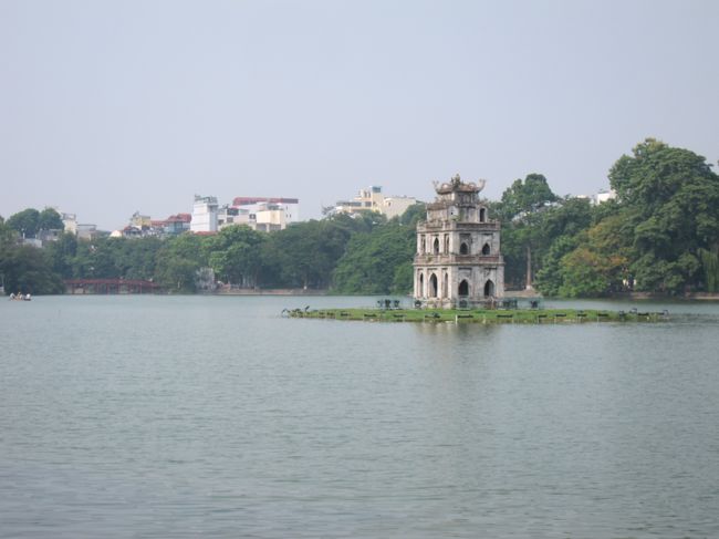 湖沿いを歩きます。