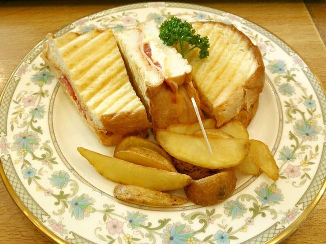 最後にホットサンドをペロリ(^p^)<br />