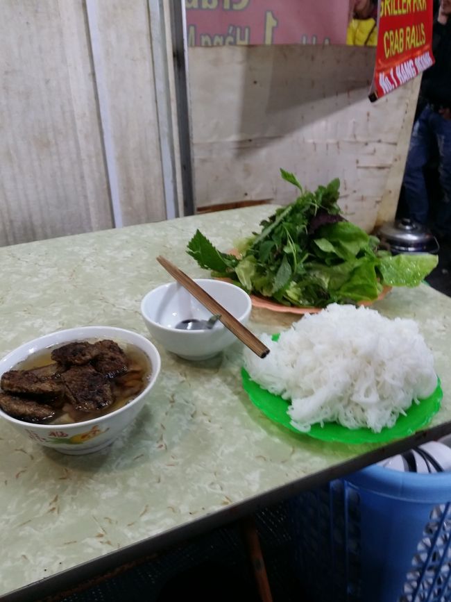 お腹も空いたのでフォーとブンチャー<br />ブンチャーはちょっとおいしくなかったです。<br /><br />フォーはなかなかでしたよ！