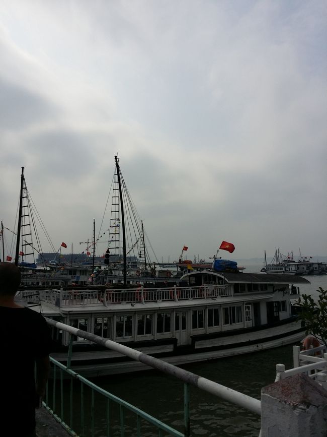 二日目はハロン湾にいきましたーー<br />やはり天気も南部と同じで北部も<br />霧っぽかったです。