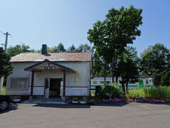 新十津川駅。
丁度電車が入ってきてた。

駅というかただの小屋だけど、雨露はしのげるかな。