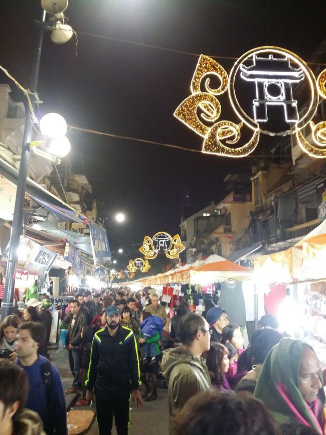 夜は週末限定の夜市いきました！<br />200メートルぐらいに露天がたくさん<br />ありましたーー！